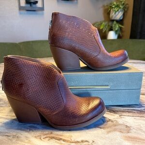 Korks Gemini Leather Ankle Bootie 9
